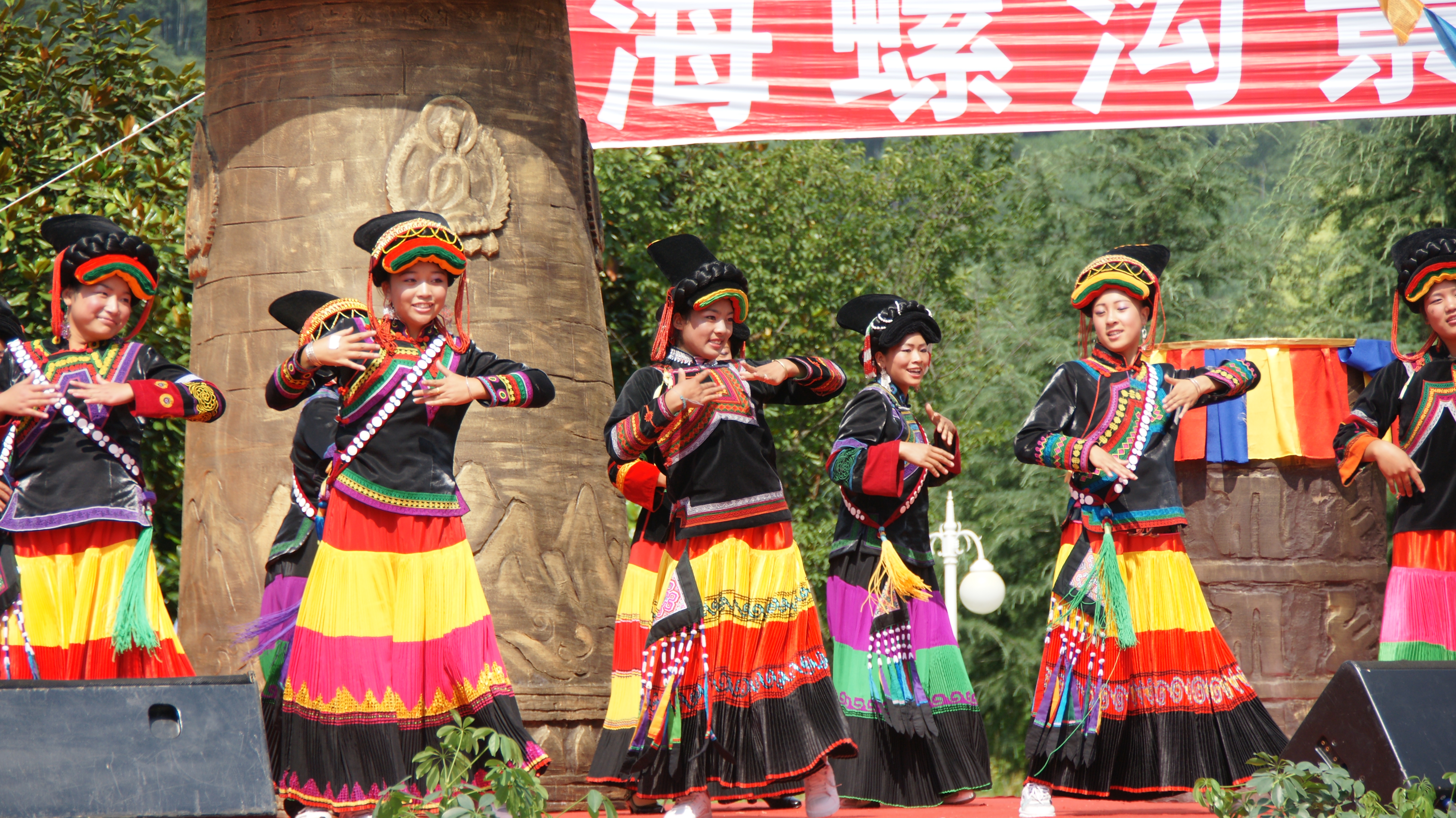 https://www.hailuogou.com/hlg-cms/ueditor/download?id=1021195443719815168